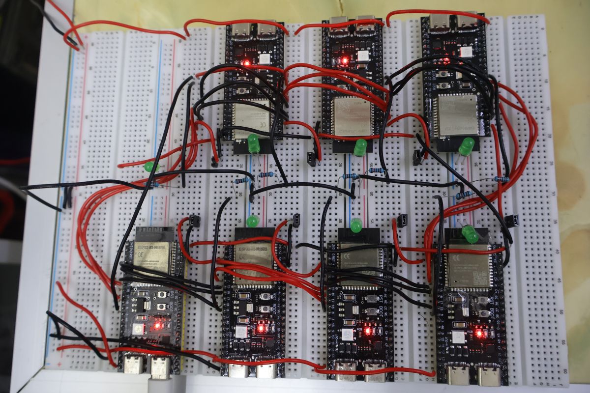 손바닥만 한 ESP32-S3 여러 개로 언어 모델을 돌린다고? 1.58비트 BitNet과 마이크로컨트롤러 클러스터 이야기