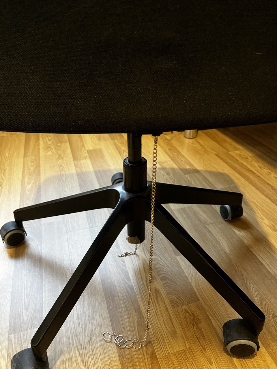 의자에서 생기는 정전기 때문에 모니터가 꺼진다고? — 황당하지만 진짜인 트러블슈팅 이야기