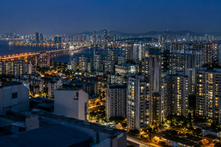 옥상에서 본 아파트 불빛 — 실사 도시 야경 견본