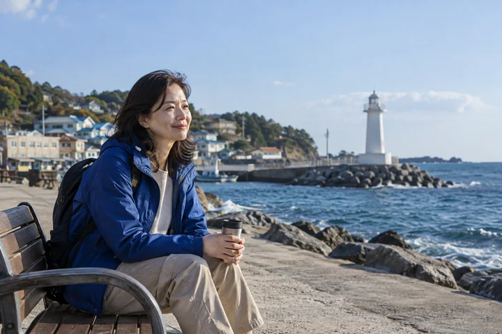 등대 앞에서 쉬는 여성 — 여성 실사 바닷가 여행 견본